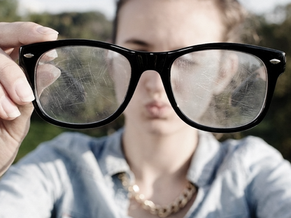 Spray réparateur pour rayures sur verres de lunettes